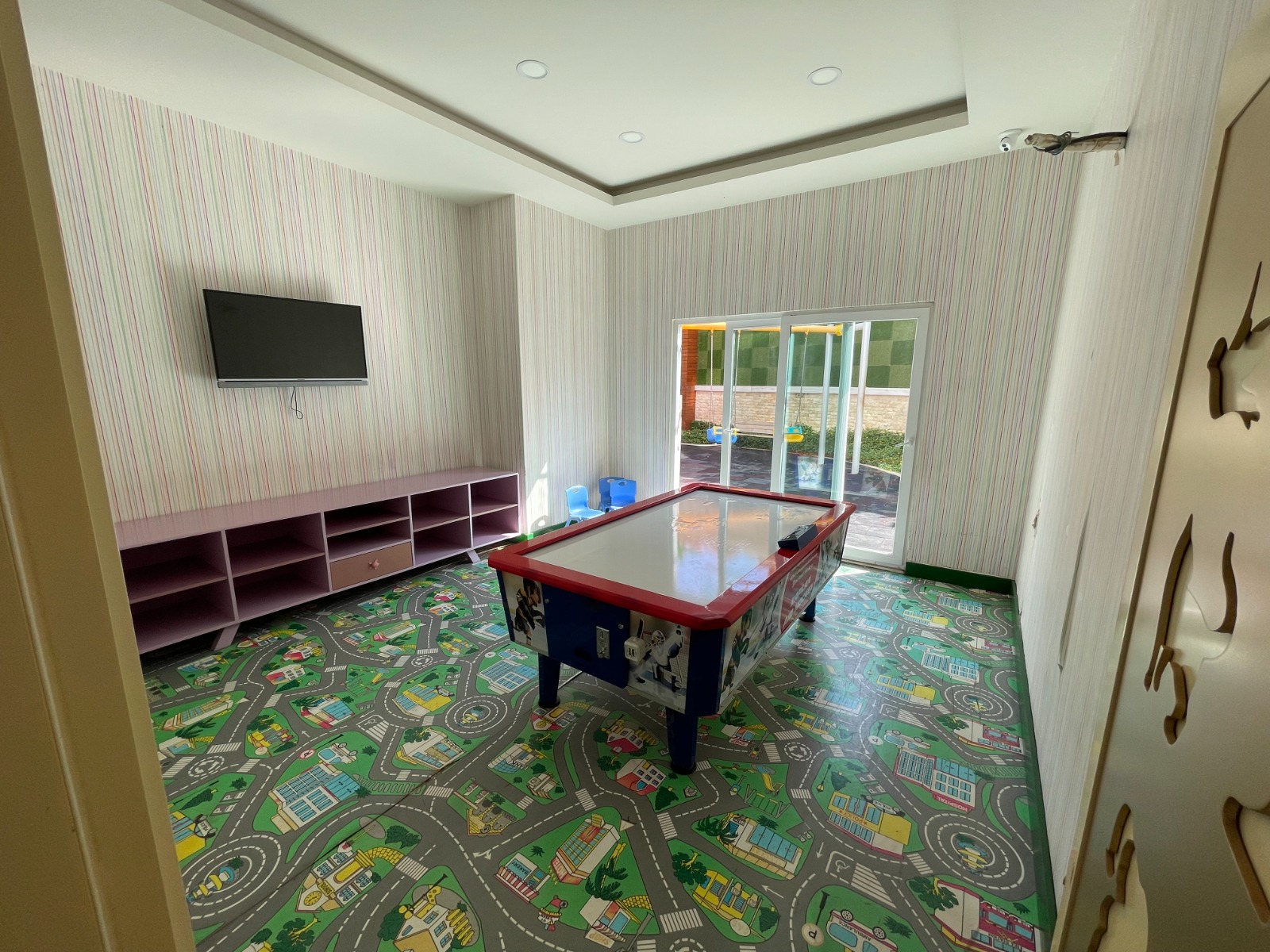 Наслаждайтесь роскошной жизнью в полностью меблированной квартире на 4-м этаже! image